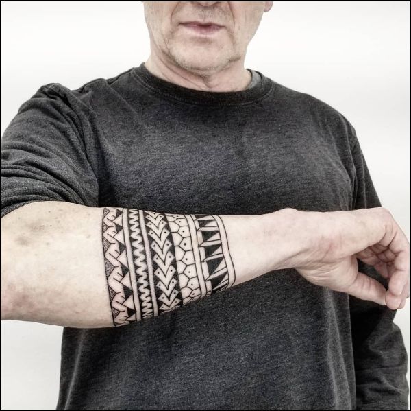 do armband tattoos stretch